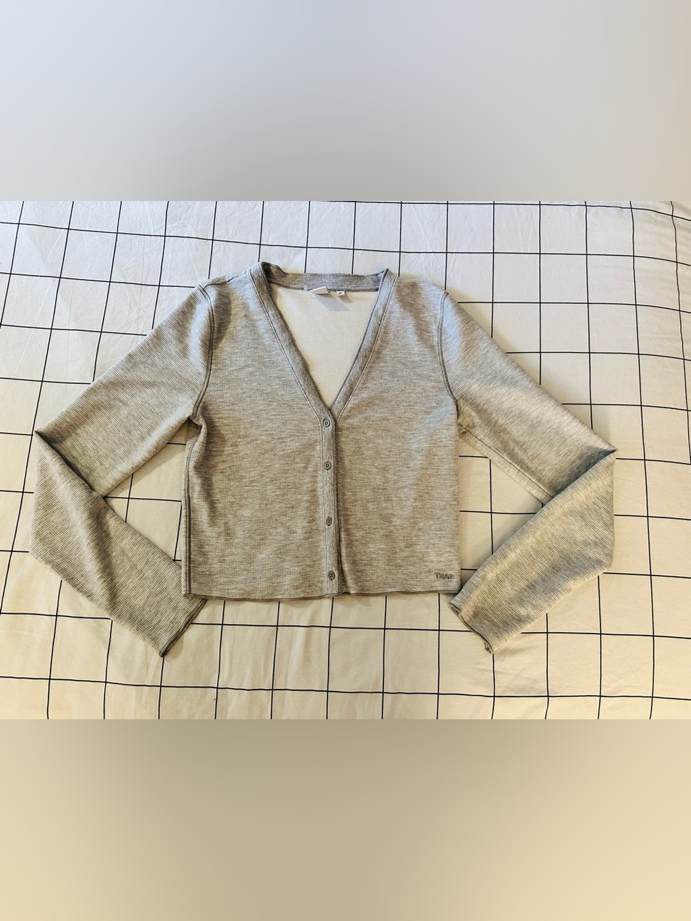 Aritzia TNA Wafflex Stopover Grey Long Sleeve Button Down Waffle Shirt Top M - Picture 7 of 10